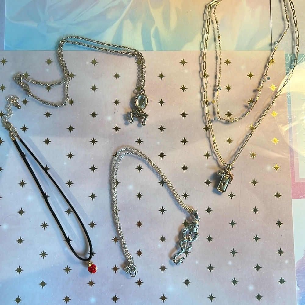 Lot of 4 necklaces!